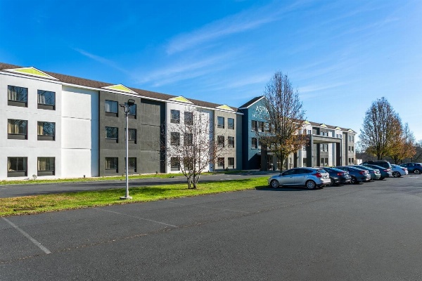 Aspire Hotel and Suites image 5